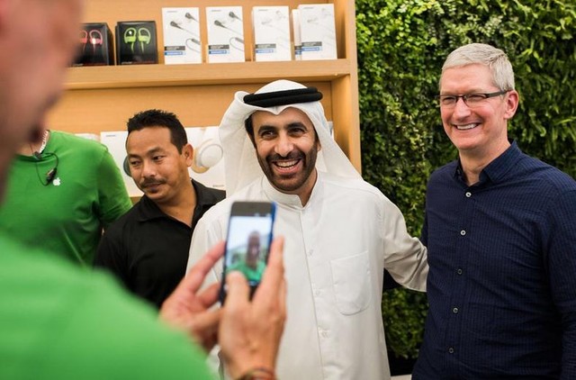 多国接连访问 库克现身迪拜苹果零售店 