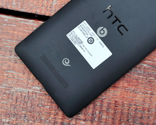 HTC 8X后边细节外观