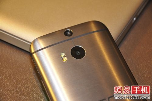 金属机身双后置摄像头 HTC One M8评测