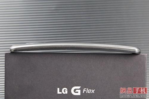 曲面屏+可主动修正后壳 LG G Flex评测
