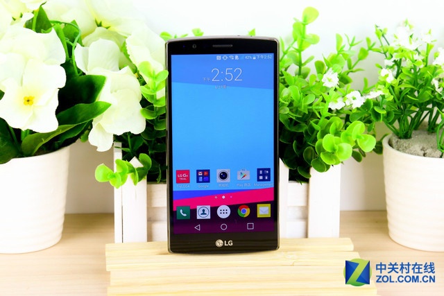 LG G4采用了5.5英寸2K分辨率屏幕，屏幕也采用了曲面屏幕，不过弧度并不是很大。LG G4搭载骁龙808 1.6GHz6核处理器，配备1600万像素主摄像头，3GB RAM+32GB ROM组合，最大支持128GB存储卡，运行Android 5.1系统。