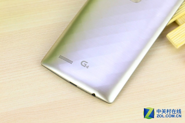 5.5英寸2K分辨率曲面屏 金色LG G4图赏
