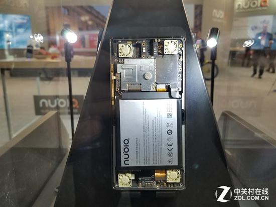 努比亚“游戏手机”四角各有一个风扇用于冷却